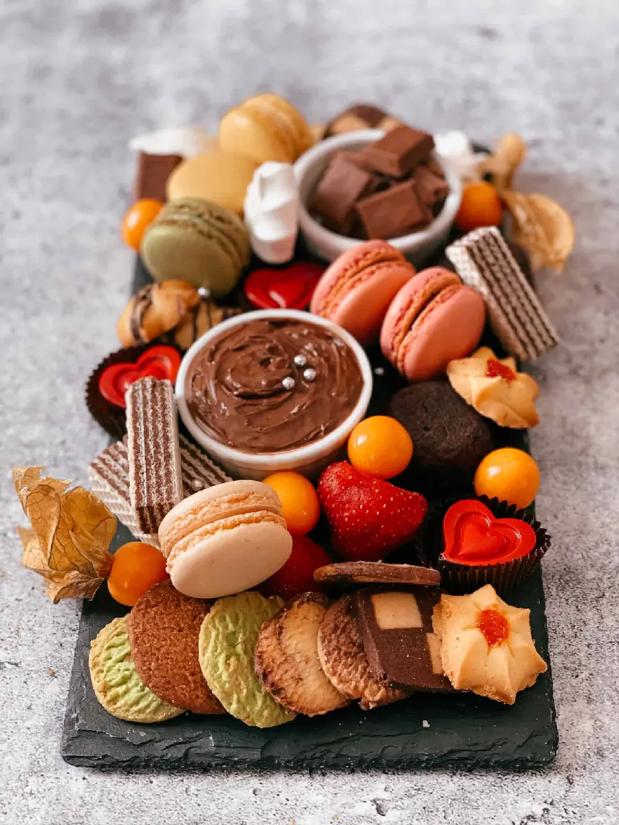 Image of a beautiful and spectacular dessert tray with colorful sweets