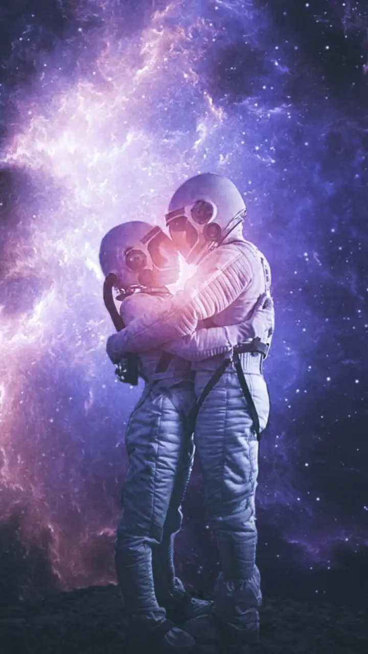 Romantic photo of an astronaut forSet Profile 2023