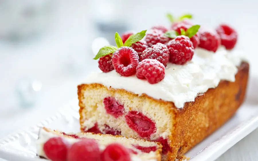 Image of a blackberry cake with a festive look and a unique taste