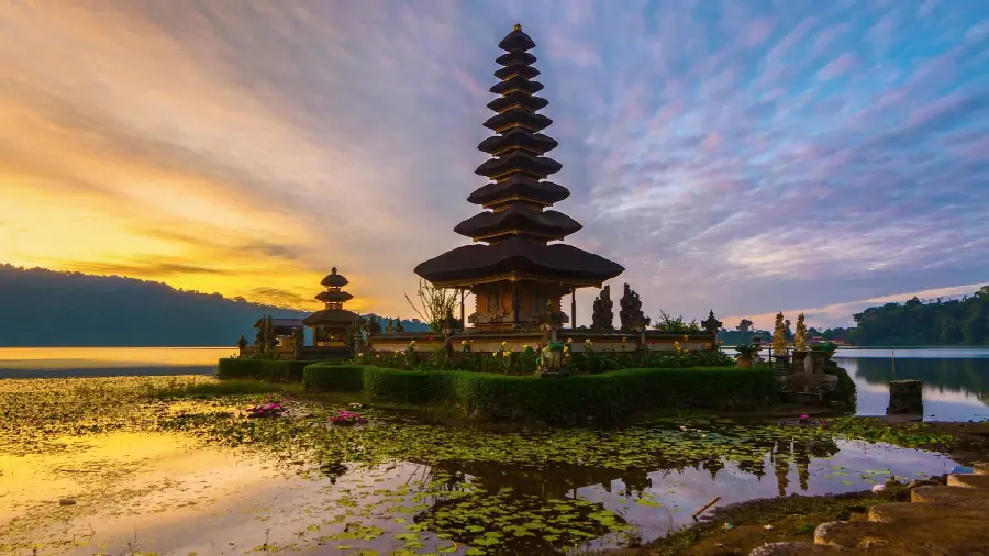 The best 4k view of the temple in the middle of Lake Bratan in Bali