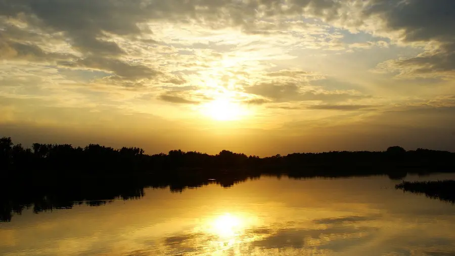 A dreamy and enchanting view of the endless sea and the sunset