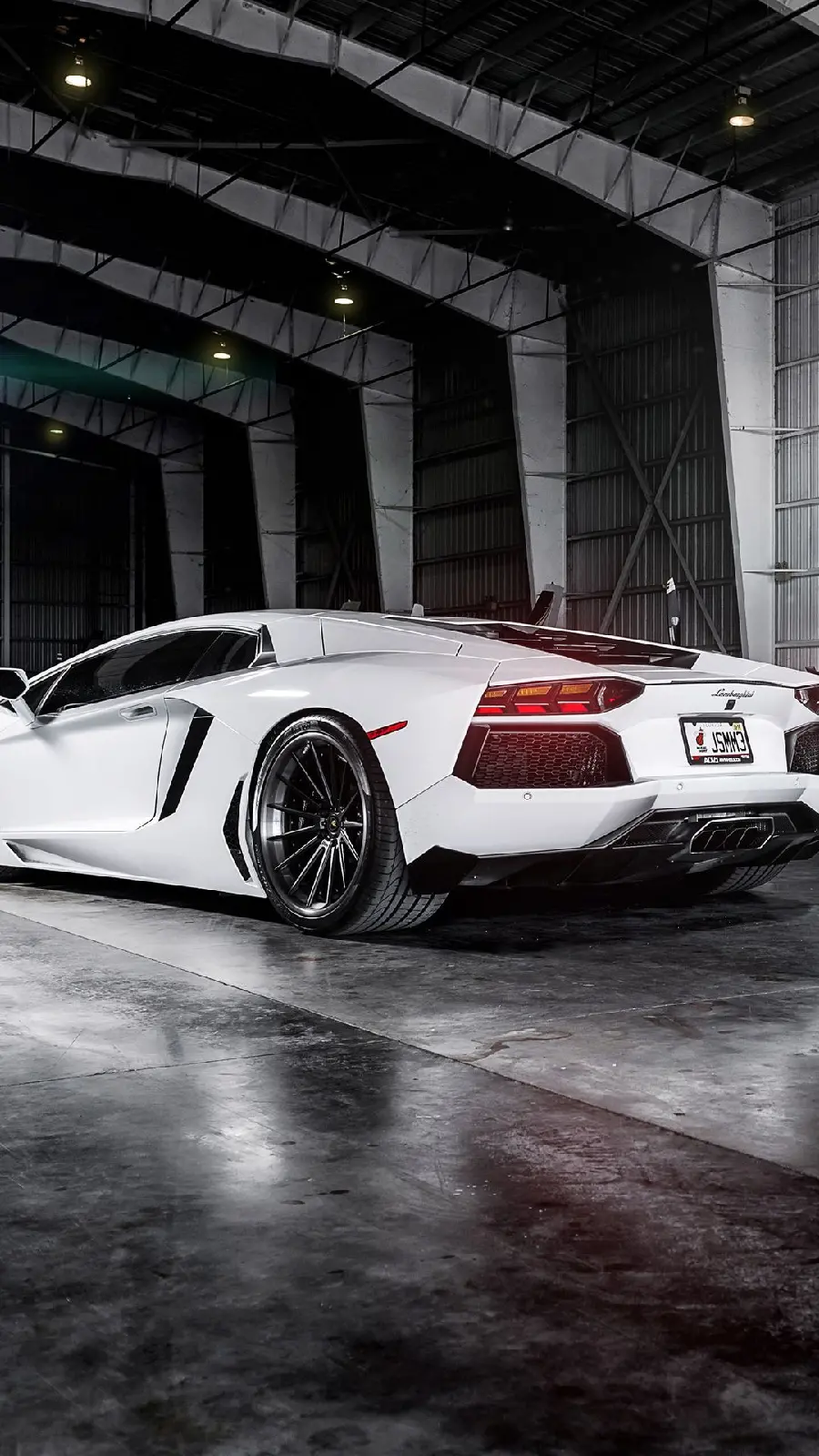White Lamborghini wallpaper with beautiful body, high quality 