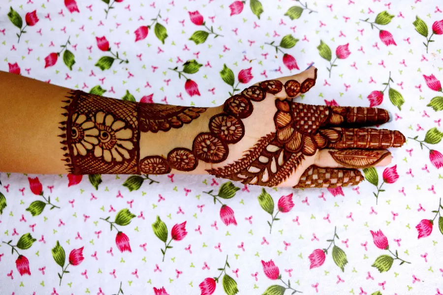 Beautiful new model photo of henna on the hand with a Balochi pattern suitable for the Balochistan tradition