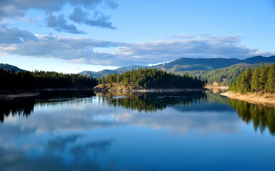 Download wallpaper of a lake with a beautiful blue sky reflection
