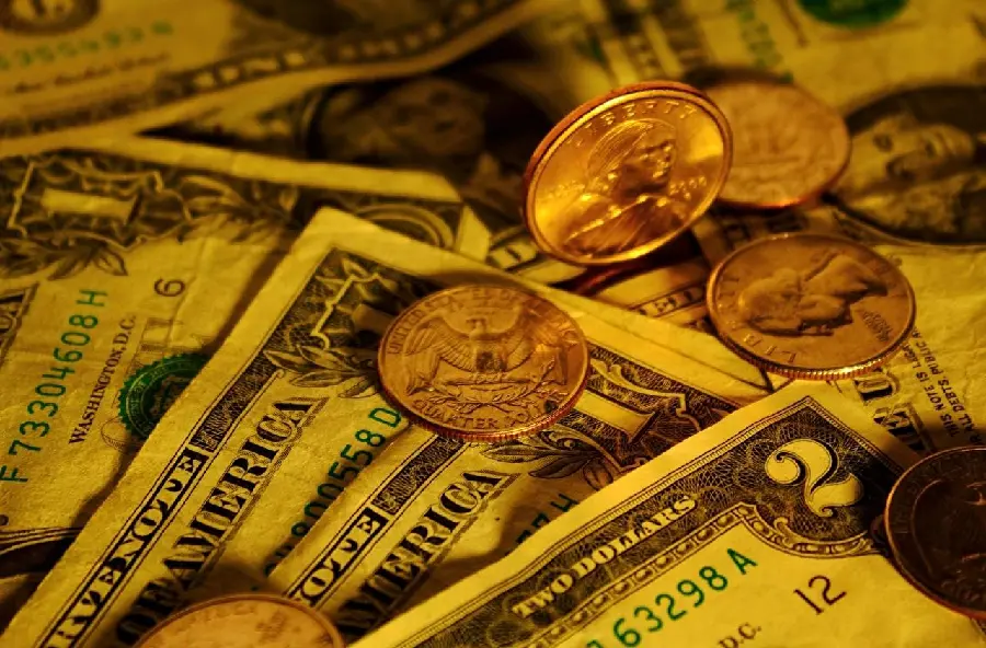 Free and high-quality images of various gold coins and dollar bills 
