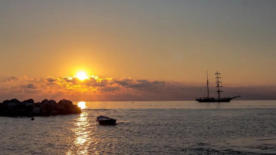  Wallpaper Amazing of the beautiful sea with a unique sunset 