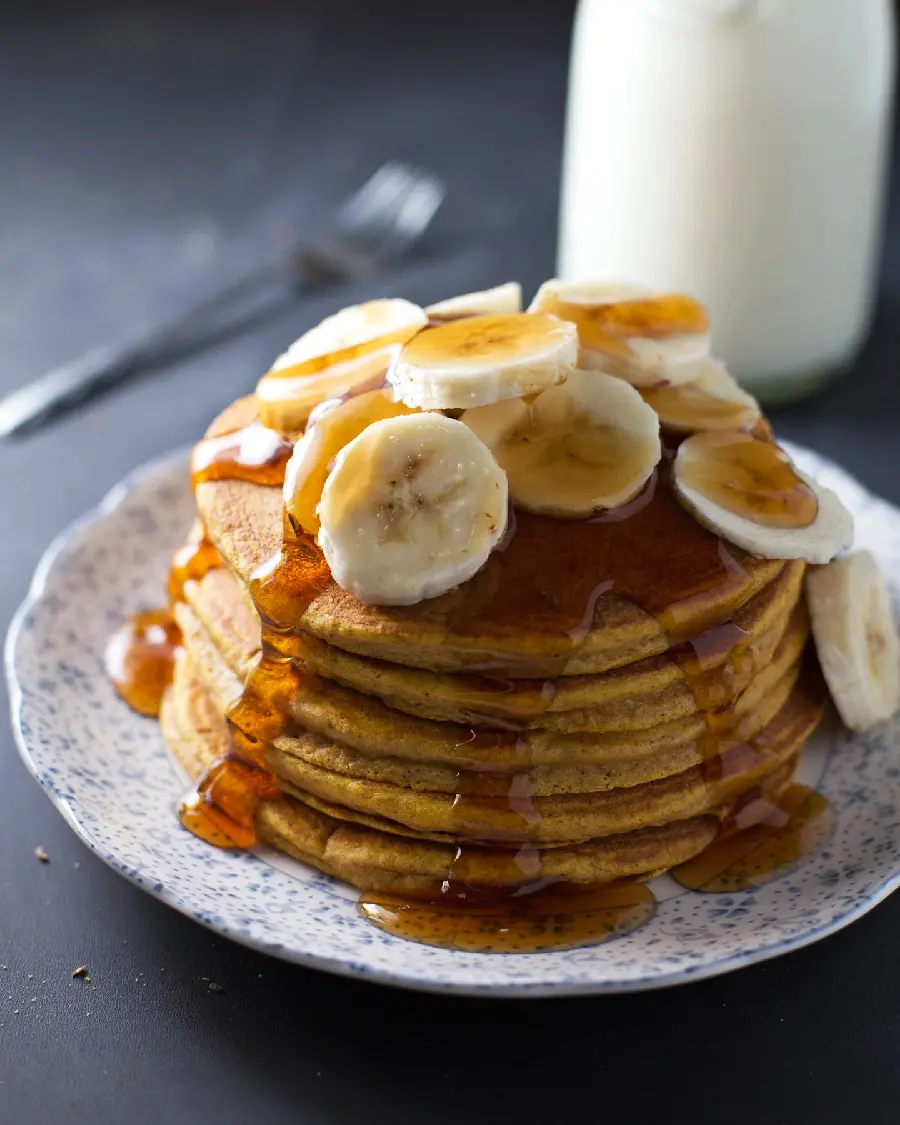 Free and high-quality photo of pancakes decorated with bananas and honey 