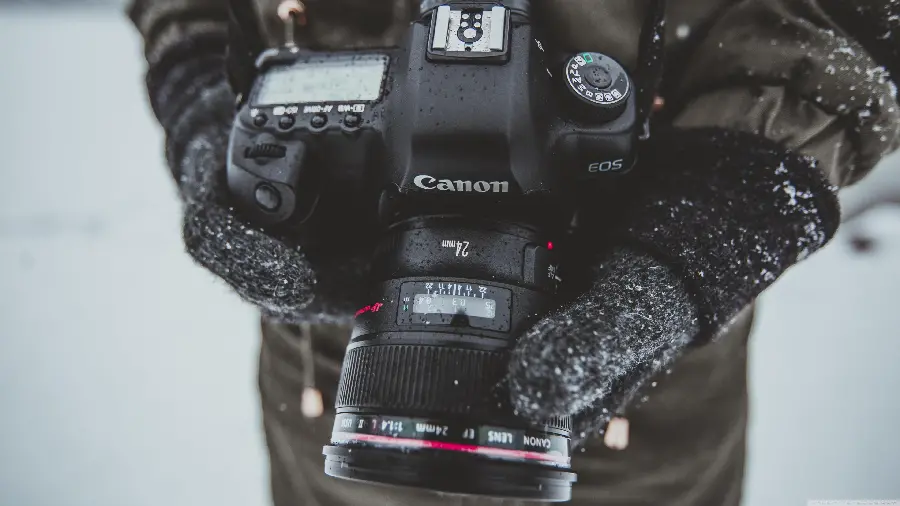 Free stock photo of a hand with a camera suitable for Photoshop and editing
