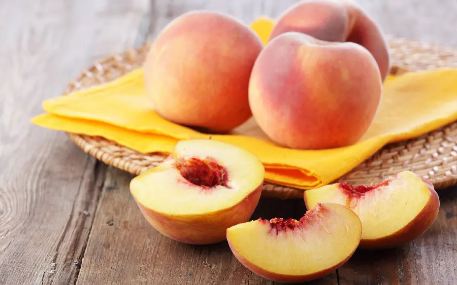 Download a dreamy photo of a juicy and ripe peach fruit for free