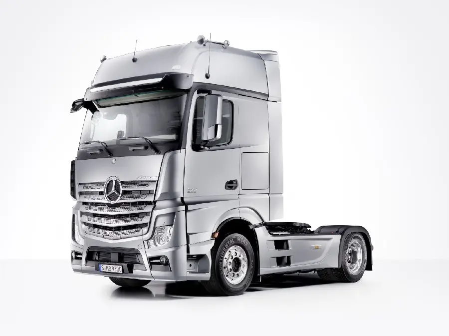 Image of the best-selling silver Actros truck on a plain white background