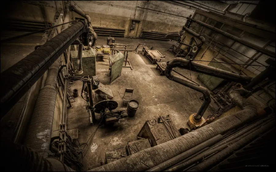 Old and old image of an abandoned restaurant with ruined tables