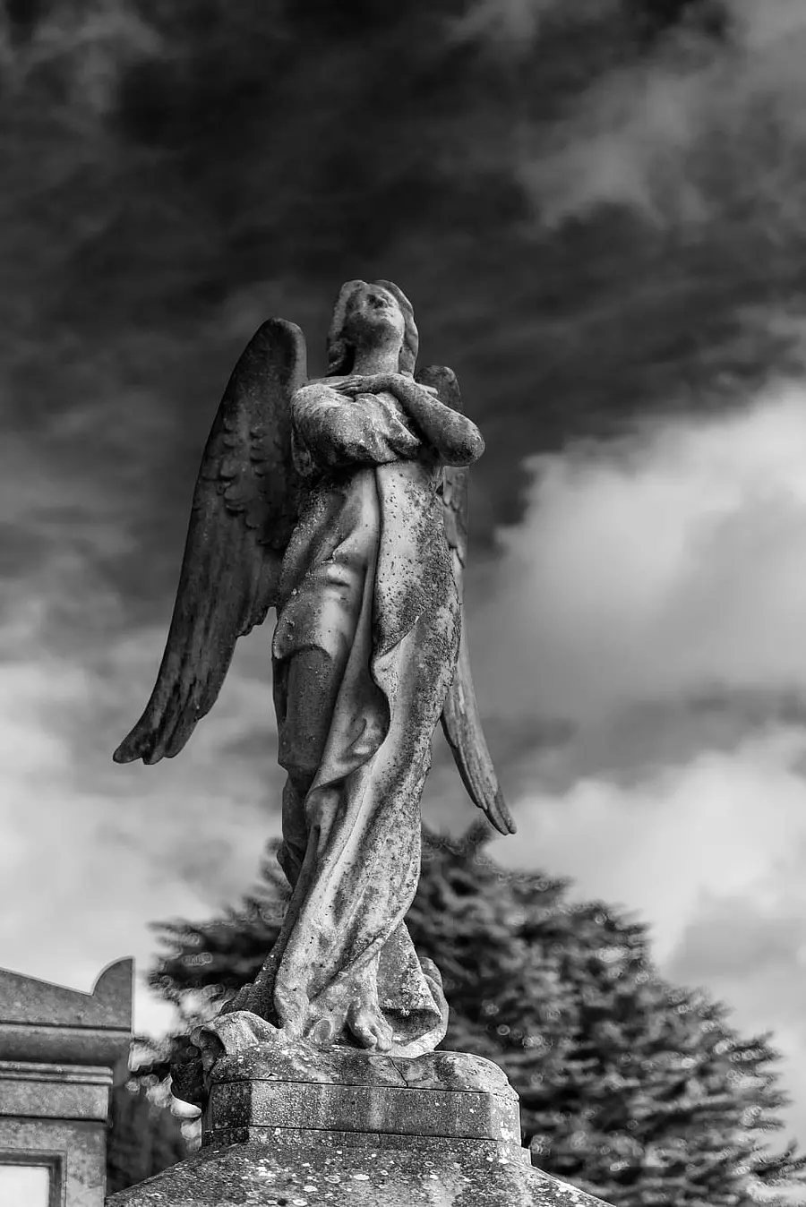 The latest image without Photoshop of an angel statue in cloudy weather, black and white 