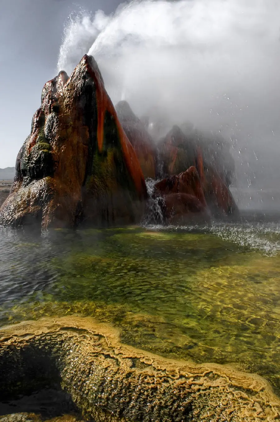 The most popular and dangerous geyser in the world wallpaper for laptop 1402