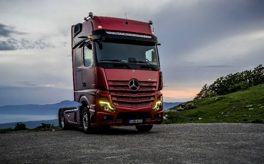 Download the image of the Actros truck full of beautiful features on the road for poster printing