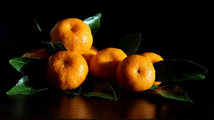Amazing and spectacular wallpaper of beautiful tangerines with shiny green leaves 