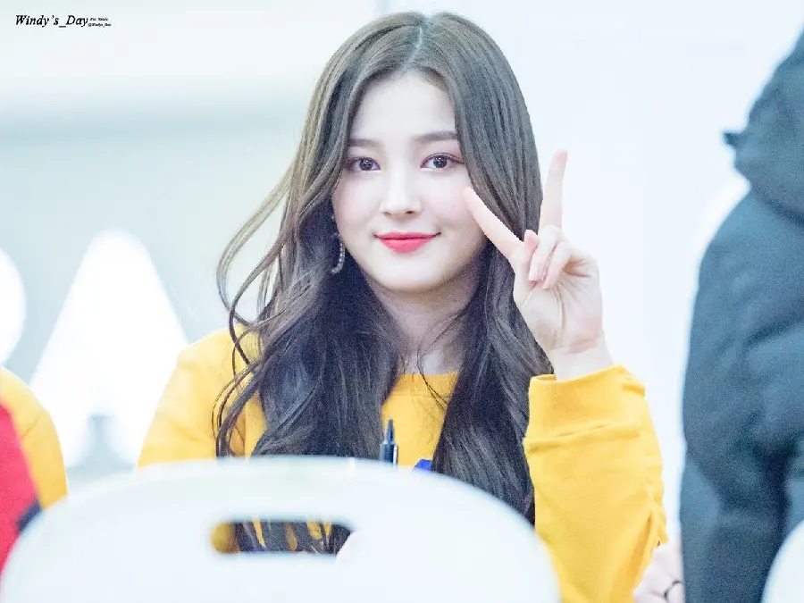 Get the background of the Korean singer Nancy with a delicate gesture