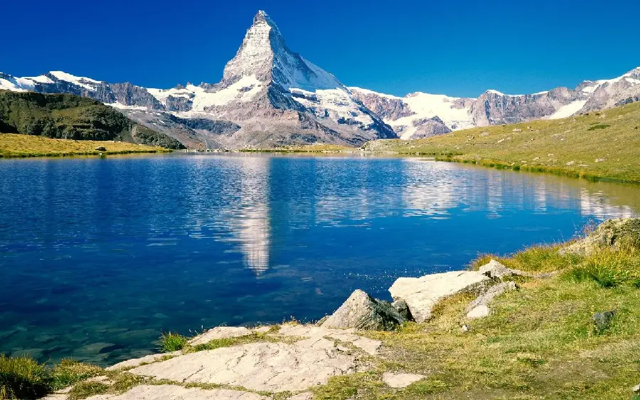 Image Reflection on Water for Mobile Background Free Download HD