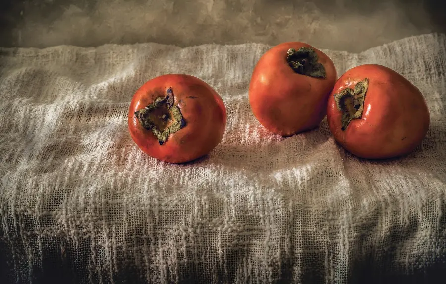 A spectacular and ancient image of persimmon on hemp fabric