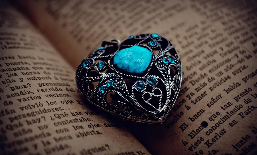 A very beautiful photo of a beautiful ring with turquoise stone 