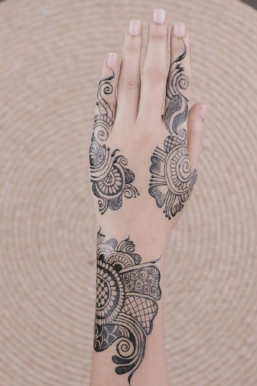 Photo of the latest model of henna on the hand with a tattoo design and tattooing
