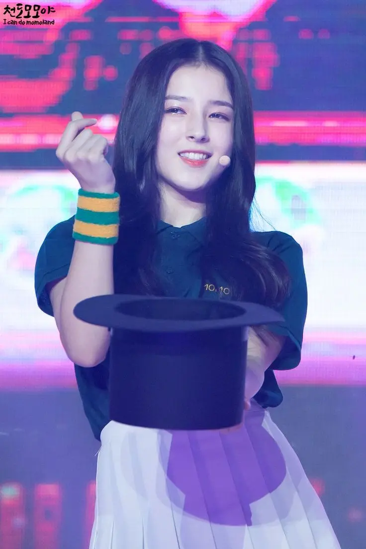 Stylish wallpaper of the famous singer Nancy with a hat in her concert