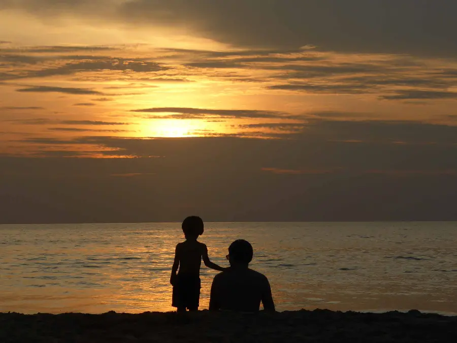 Beautiful profile picture of a father and daughter at sunset 