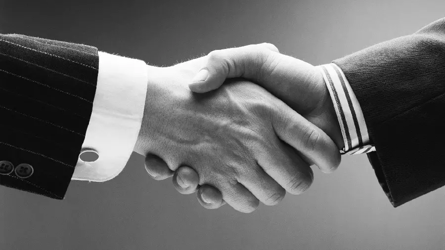 Free download of a simple and real black and white handshake photo