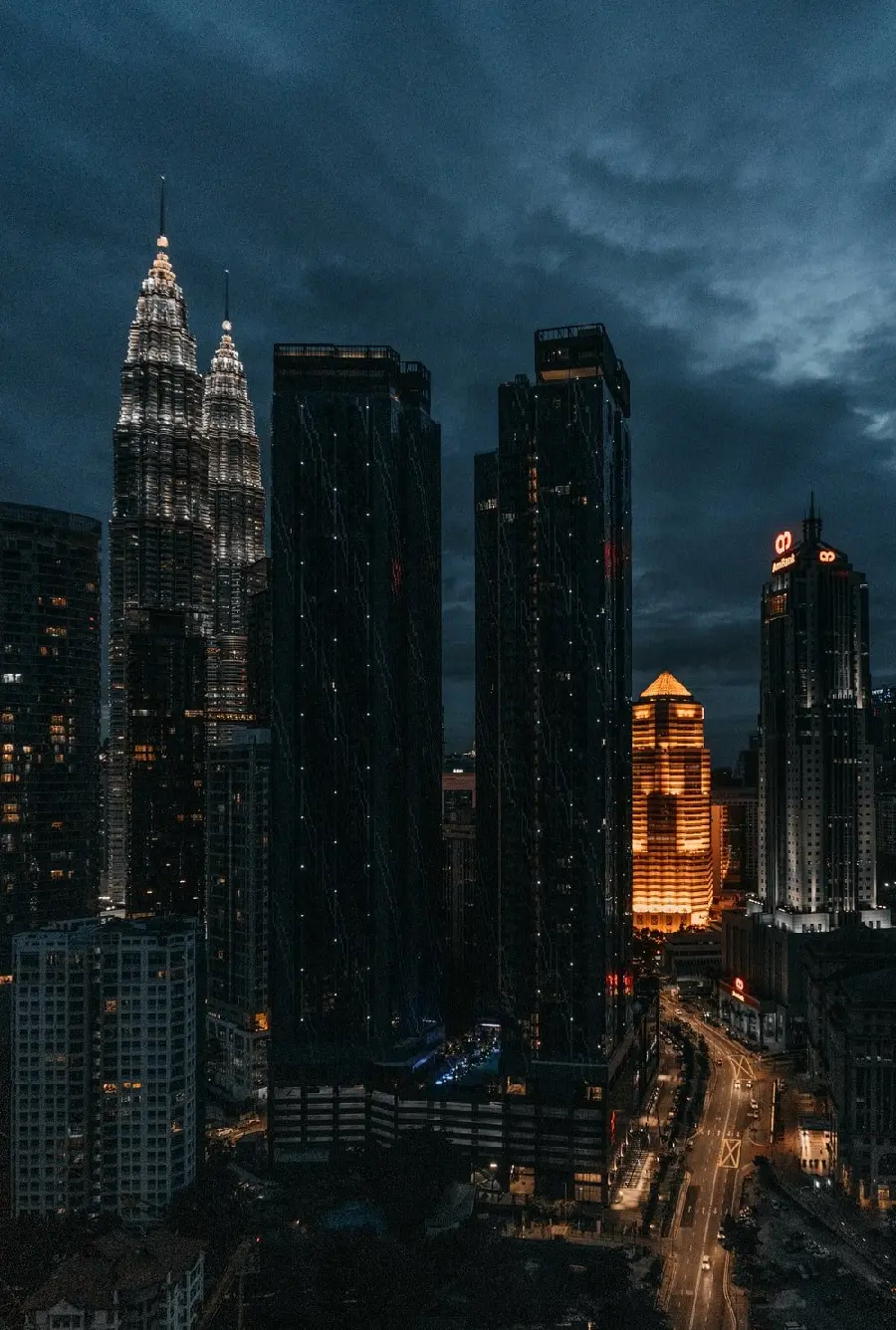Download an extraordinary image of tall buildings with bright lights 