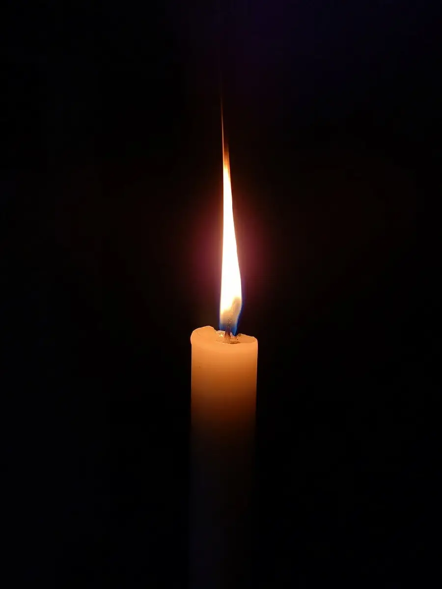 Photo of a candle without a condolence message for a loved one who has passed away