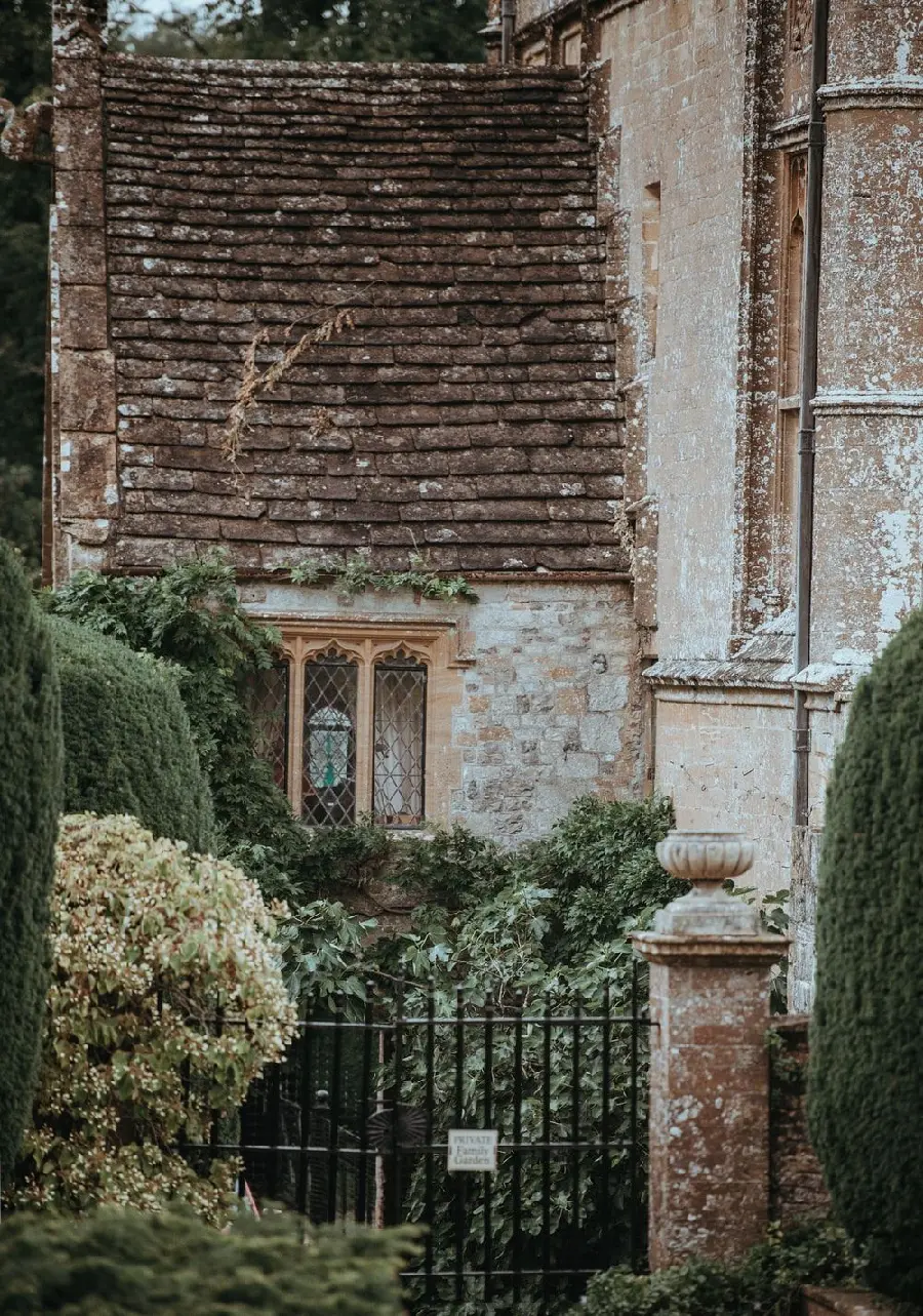 Classic old garden house wallpaper in Europe suitable for stylish people's phones