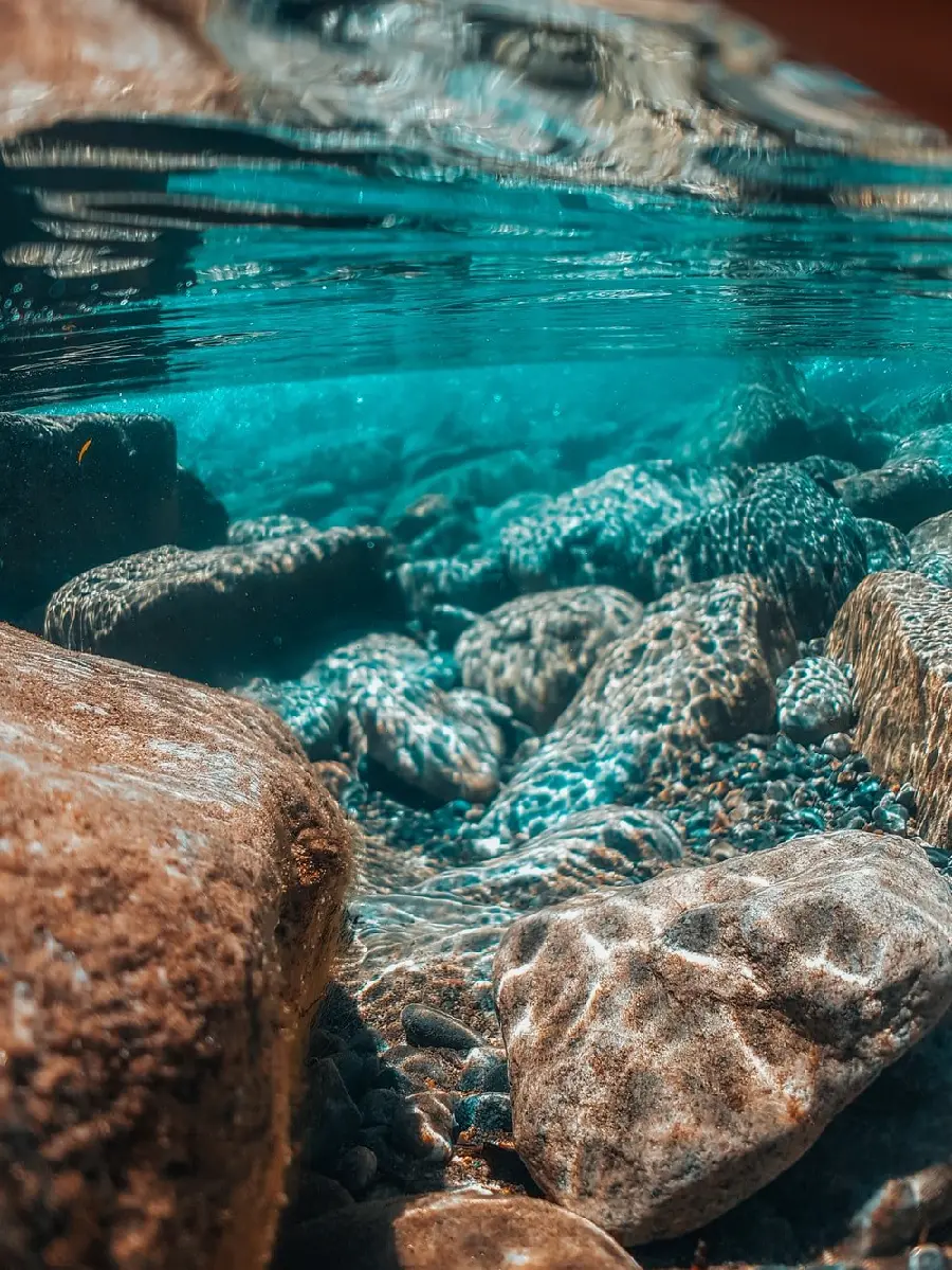  Download a very beautiful photo of turquoise stone in the water