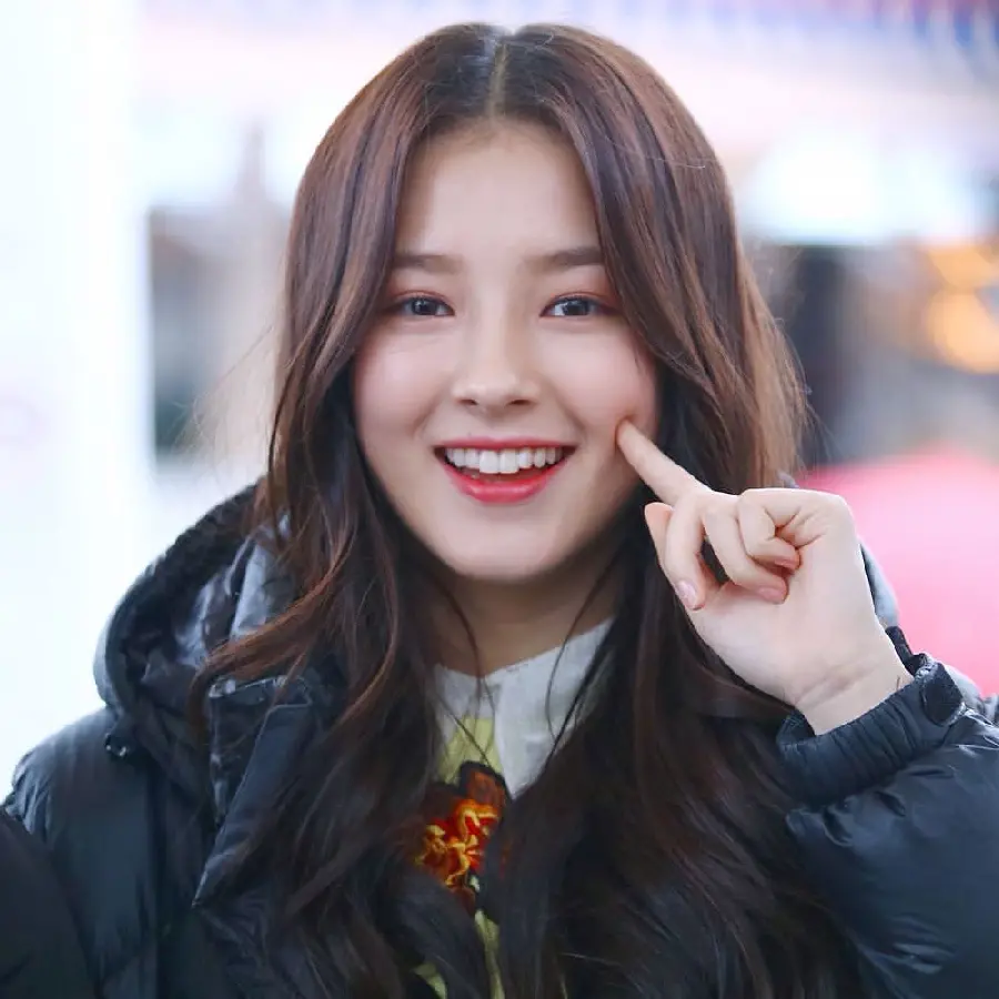 Momoland singer Nancy's profile picture with a cute pose