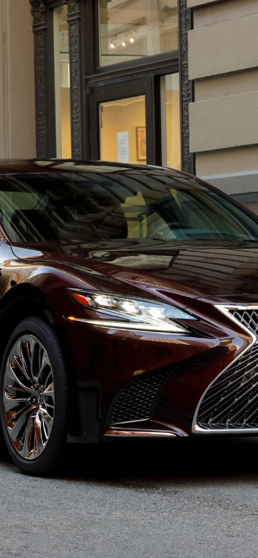 Download free wallpaper of beautiful Lexus car for Apple phone 