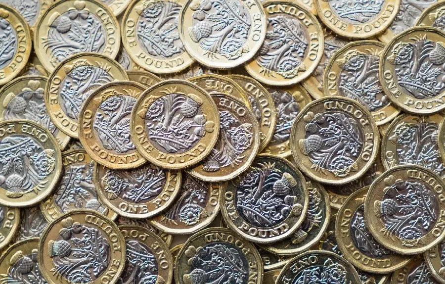 Download wallpaper of special round gold silver coins in large numbers 