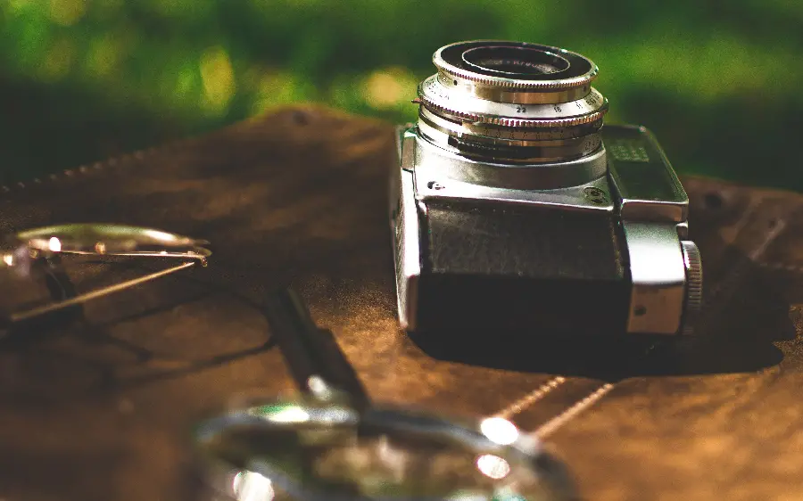  Attractive and spectacular image of a magnifying glass next to a camera suitable for wallpaper 