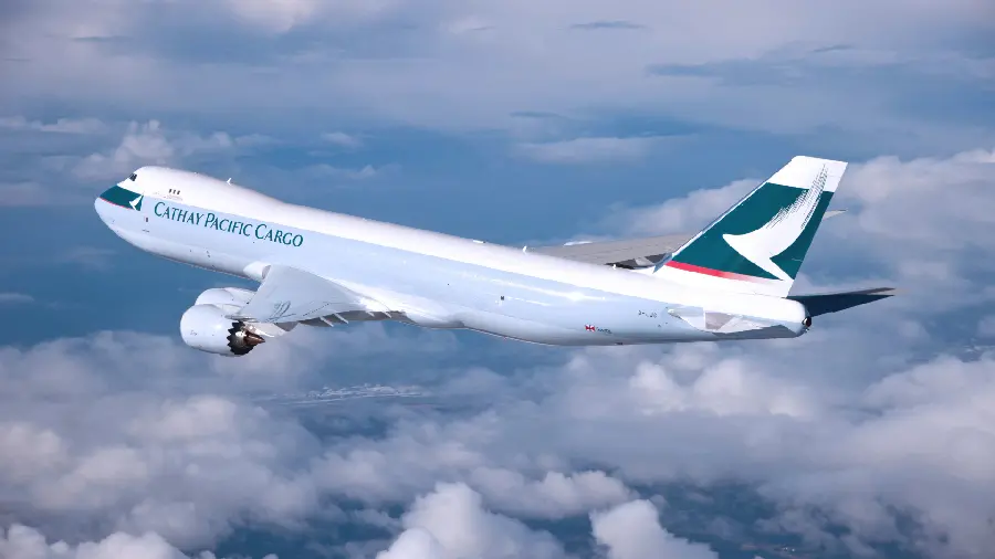 Download a fantastic image of a white plane in the sky