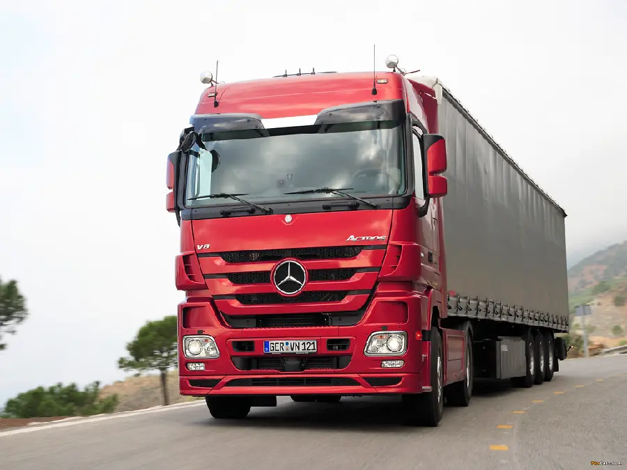 Download the spectacular image of the red Mercedes-Benz Actros truck for Instagram