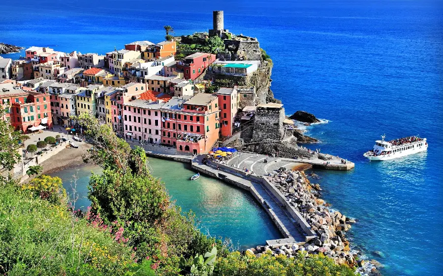Wallpaper of Khanand colorful buildings floating on the water