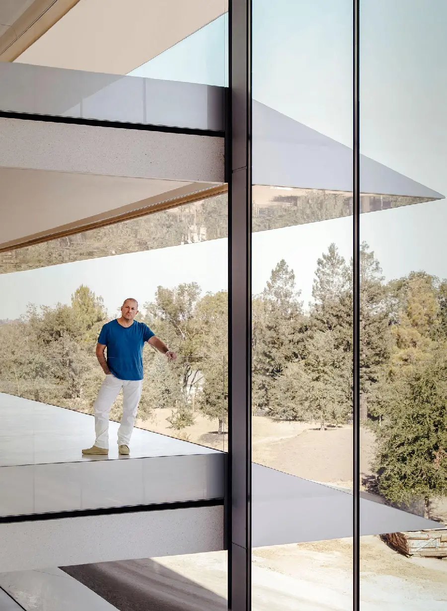Amazing wallpaper from the outside of the Apple building