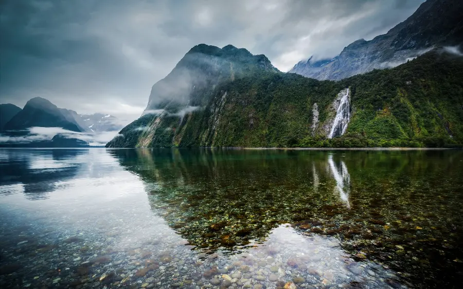 Beautiful photo of the nature of the lake and the mountains, special and impressive 