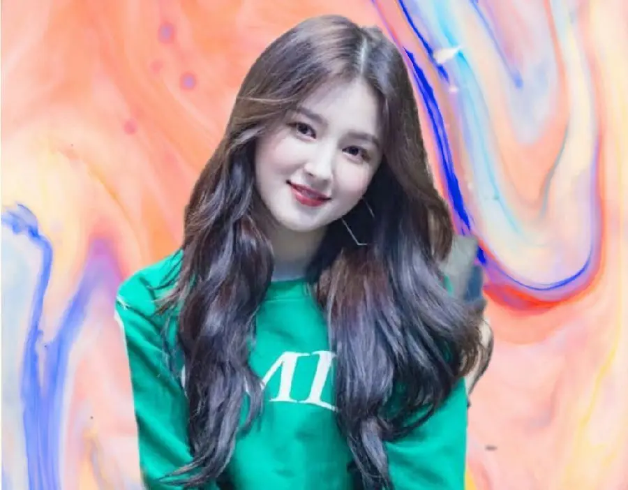Wallpaper of the famous Nancy with open hair and a colored background