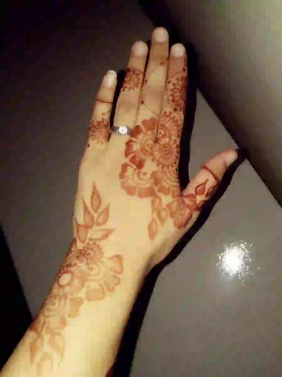 Image of the latest henna model on the edge of the hand and forearm with a stylish and special pattern