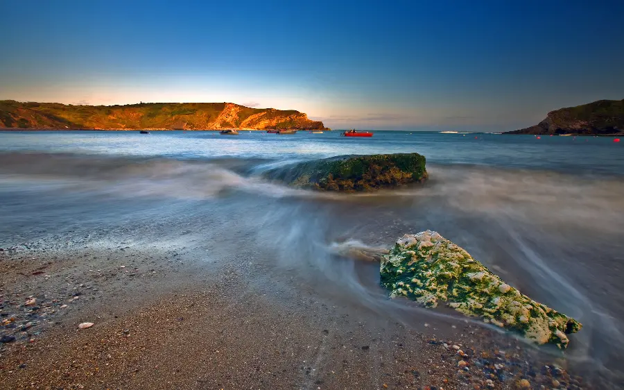 A dreamy and pleasant portrait of the boundless and endless sea