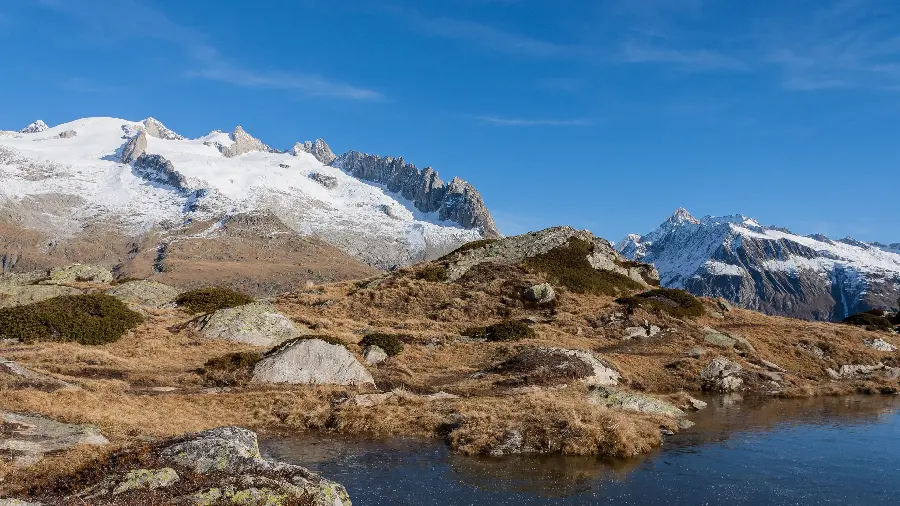 Free download of a photo of a spring in a pleasant mountain for digital design