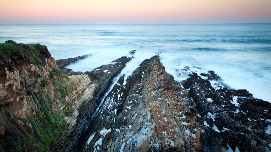 Photo of the ocean's boiling and roaring, suitable for making stories and photo editing 