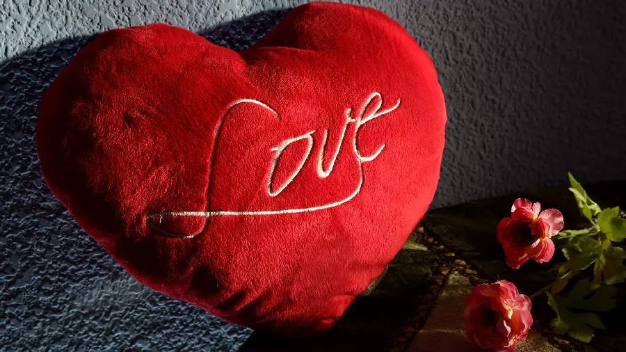Lovely profile picture of a red heart with two red roses 