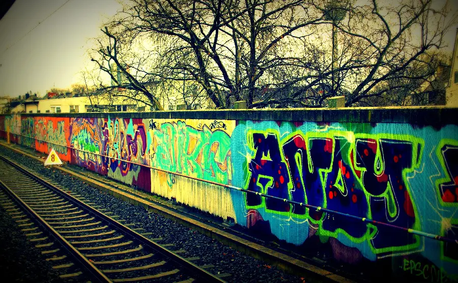 Download free and full HD photo of graffiti murals of the railway train 