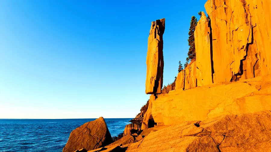 Download a very beautiful photo of a high mountain by the sea in excellent quality 