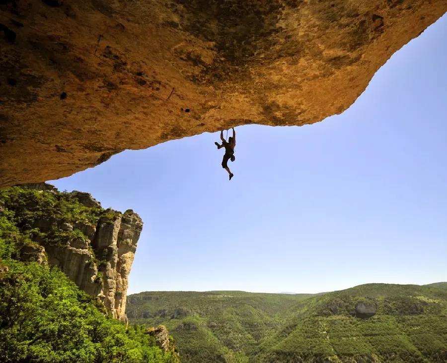 New hd image of interesting and very dangerous rock climbing