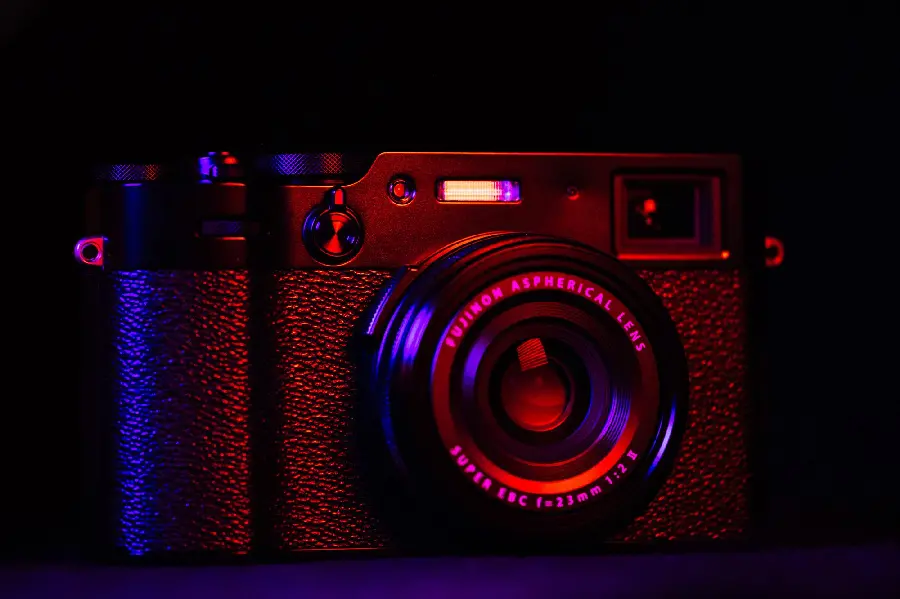 New image of a camera with a black background, suitable for profiles and backgrounds of professional photographers